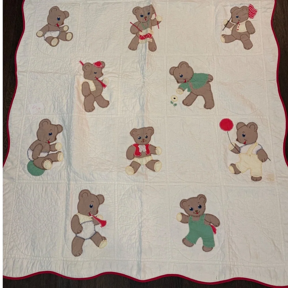Vintage Handmade Teddy Bear Applique Baby Quilt Scalloped Red Border 42x52